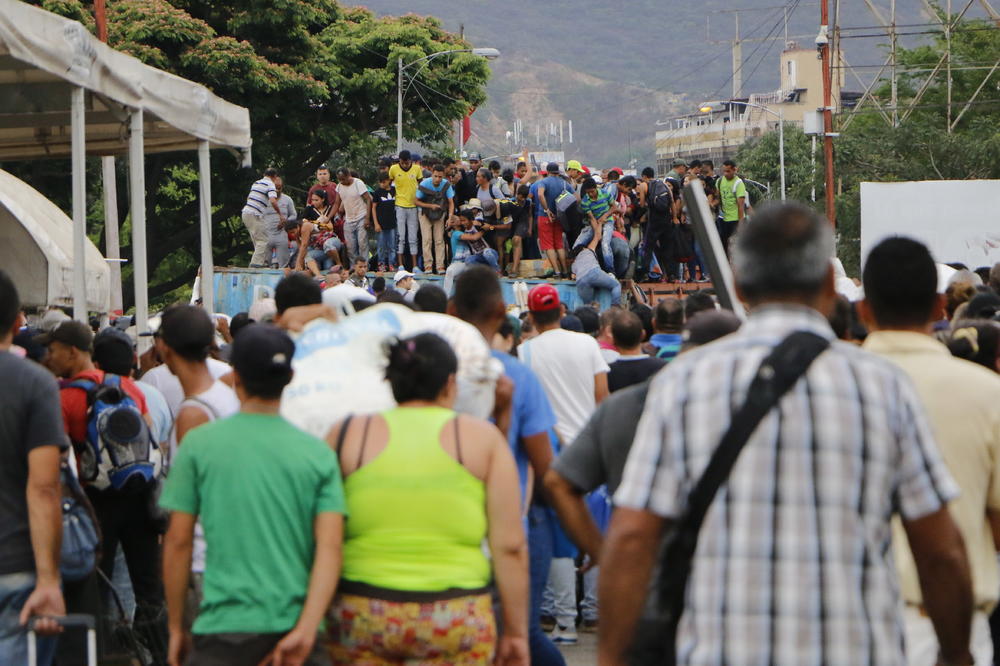 BEG IZ PAKLA: Venecuelanci u potrazi za hranom i lekovima probili barikade na granici sa Kolumbijom!