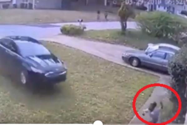 ULETEO JE KOLIMA U TUĐE DVORIŠTE I POKOSIO DEVOJČICU! Vozač je nakon toga postupio SRAMNO, a malena je ČUDOM živa!