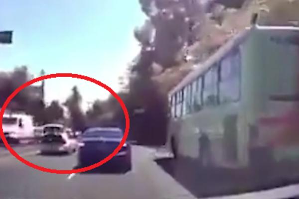 AUTOMOBILU SE USRED VOŽNJE OTVORIO GEPEK, A ONDA SU SVI ZANEMELI: Ono što je bilo unutra je sve preplašilo! (VIDEO)