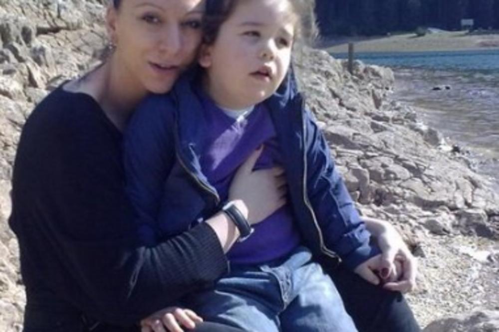 SARA GODINU I PO ČEKA NOVAC ZA AUTISTIČNOG SINA Šetaju je po šalterima, NIKO NEĆE DA JOJ POMOGNE, žena dobila TUMOR