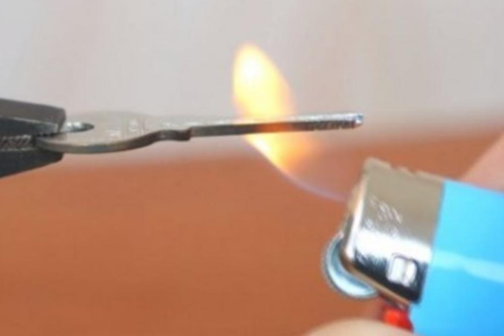 ZALEPIO JE SELOTEJP TRAKU PREKO KLJUČA: Kada vidite šta se desilo, SRUŠIĆETE SE ISTE SEKUNDE! (VIDEO)