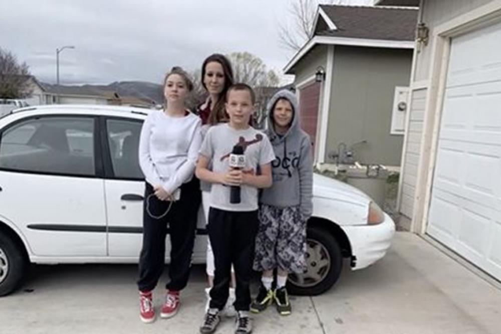 SAMOHRANA MAJKA SE SVAKODNEVNO MUČILA: Njen sin je odlučio da je obraduje i ODUŠEVIO SVET! (VIDEO)