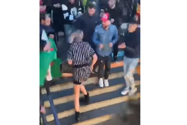 DEMONSTRANTI NAPALI TRANSRODNU OSOBU! Psovali je, lupali šamare, a jedan je izvadio polni organ i rekao: USREĆI GA!