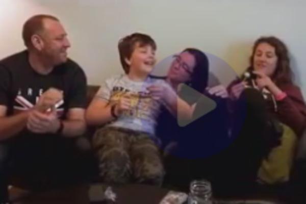 RODITELJI OČAJNI, OSEĆAJU SE PORAŽENO: Sin (8) MALTRETIRA MAJKU! Psuje je, udara i čupa! Postoji JEDAN RAZLOG!