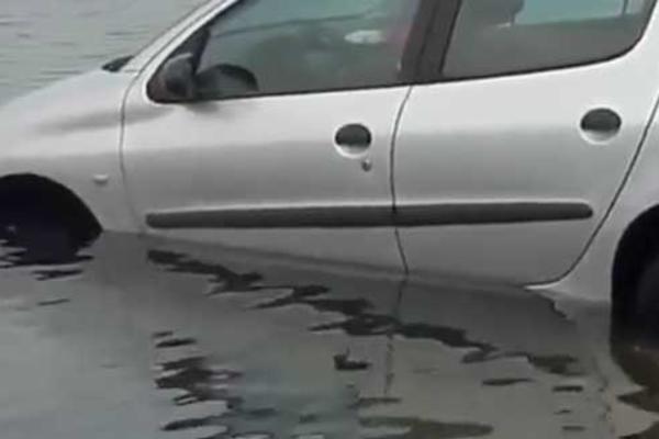 PARKIRALA AUTOMOBIL PA SJELA U KAFIĆ: U sledećem trenutku auto joj je završio U JEZERU! (VIDEO)