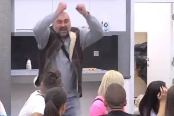 MALO JE FALILO DA GA STREFI SRČKA: Miki opet RAZJAREN OD BESA rušio sve pred sobom! RAZVALIO PROZOR, a sve ZBOG NJE