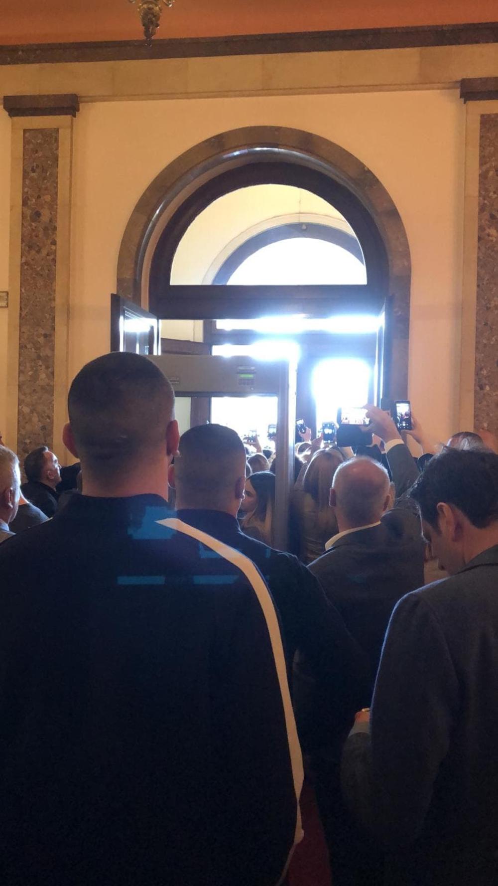 Ispred Skupštine se okupila opozicija 