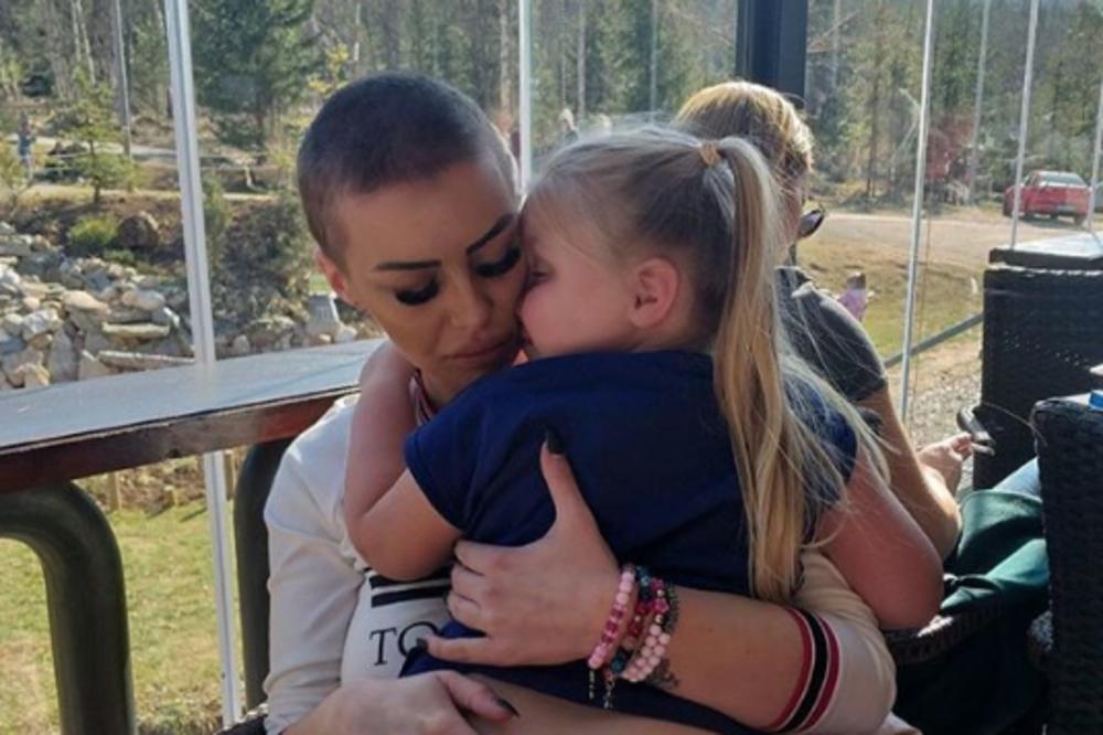 NE MOGU DA USTANEM IZ KREVETA, ĆERKA ME HRANI: Zerina pala u DEPRESIJU, a evo šta je uradila sa HONORAROM od fanova