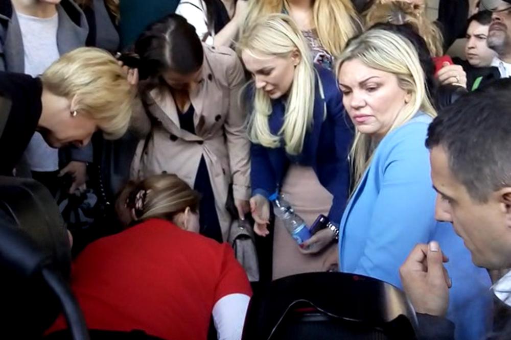 ŽENA JE PALA, A OVAKO JE HITNA IZNELA IZ RULJE! Oko nje su urlali i skandirali, dok su je lekari izvlačili iz MASE!