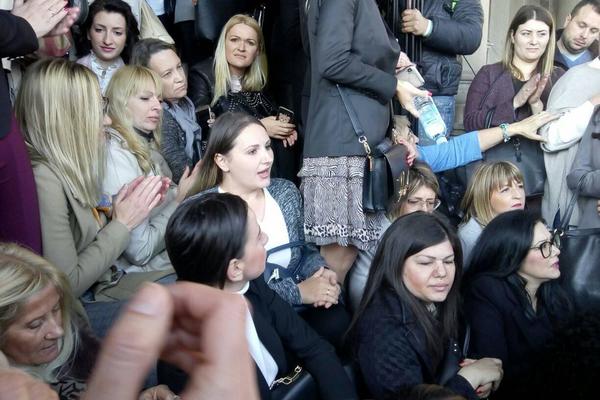 ŽENE IZ SKUPŠTINE GRADA NAPRAVILE ŽIVI ZID ISPRED ULAZA! Hrabro su stale ispred NASILNIKA BOŠKA (FOTO) (VIDEO)