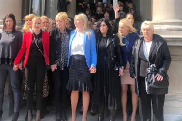 ONE SU ODBRANILE SKUPŠTINU GRADA: Hrabre žene formirale ŽIVI ZID i oterale BOŠKA OBRADOVIĆA i nasilnike (FOTO)