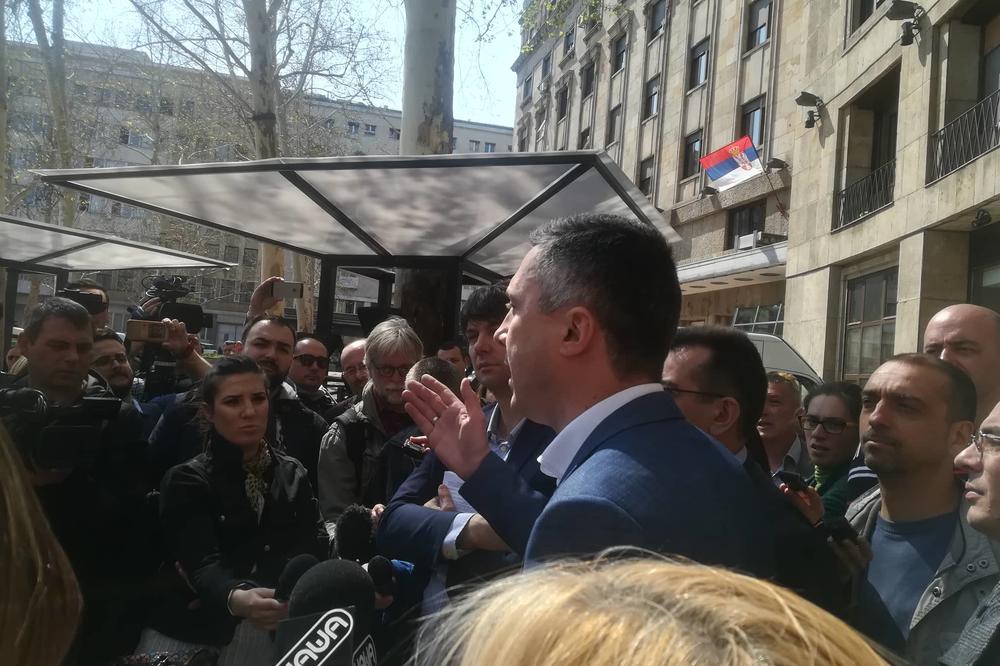 HAOS SE NASTAVIO PRED ZGRADOM REM-A: Boško Obradović i njegovi nasilnici krenuli dalje, rušili sve pred sobom!