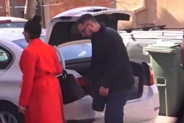 JOŠ SE NIJE NI RAZVELA, A ŽIVI S OŽENJENIM DEČKOM: Andreana Čekić ponosno prošetala NOVU LJUBAV, pa ga odvela kući!