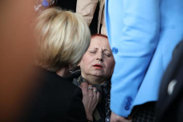 SVETLANI JE POZLILO KAD NASILNIK BOŠKO JURIŠAO NA GRADSKU SKUPŠTINU: Penzionerka pala kao sveća, IMA TEŠKU PRIČU!