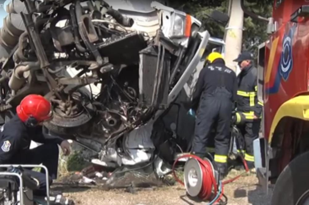 KAMION SE ZAKUCAO U BANDERU, UDARIO U OGRADU, VOZAČA IZVLAČILI 30 MINUTA: Teška nesreća kod Obrenovca (VIDEO)