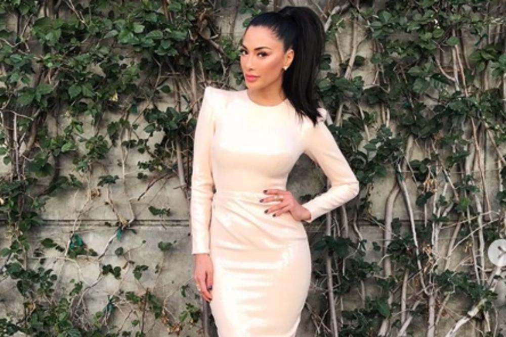 DA LI JE MOGUĆE DA OVA ŽENA IMA 40 GODINA? Nikol pleni LEPOTOM, a njena tajna je u stvari koju radi SVAKI DAN!