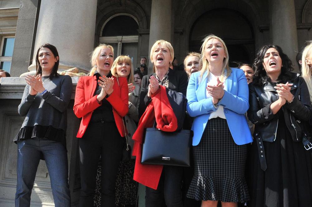 SVA HRABROST I BORBA ŽENA SRBIJE JE U OVIM FOTKAMA: Danas su zajedno USTALE protiv NASILNIKA BOŠKA  I NJEGOVE EKIPE