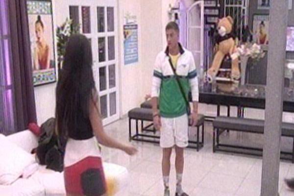 SKAČE NA STO I HISTERIŠE! David okrivio Aleksandru za nešto STRAŠNO! (VIDEO)