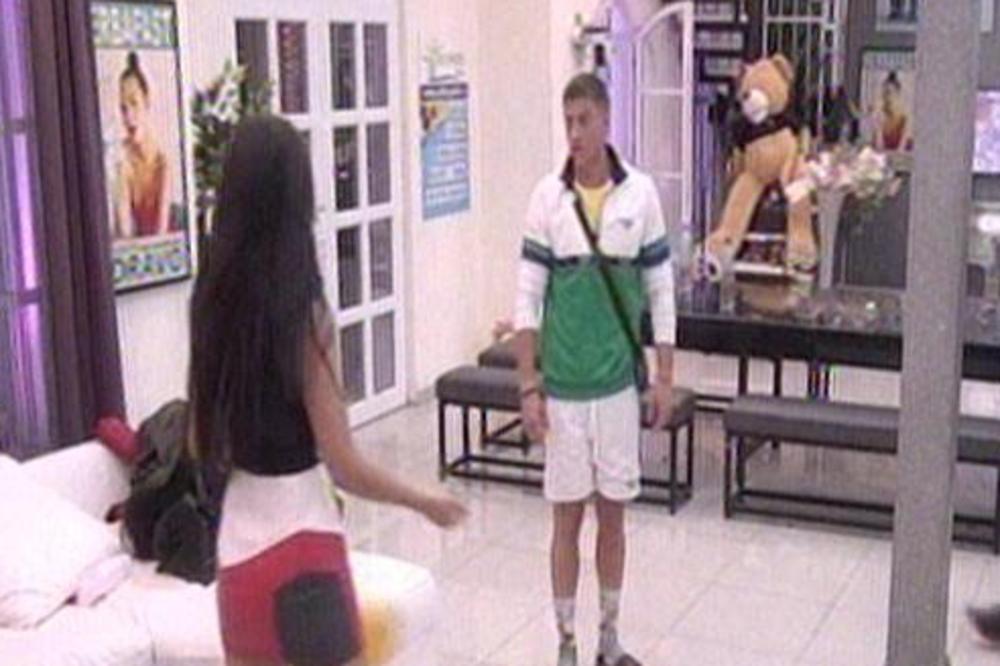 SKAČE NA STO I HISTERIŠE! David okrivio Aleksandru za nešto STRAŠNO! (VIDEO)