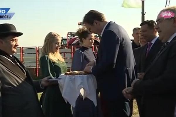 MAĐARSKI SE NAJBOLJE UČI KAD SPAVATE SA MAĐARICOM! Čovek je ovo ladno odvalio PRED PREDSEDNIKOM