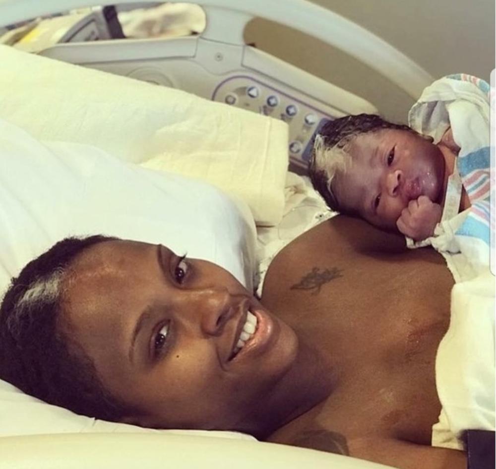  Tek rođena beba sa istim sedim pramenom s kakvim je i mama rođena