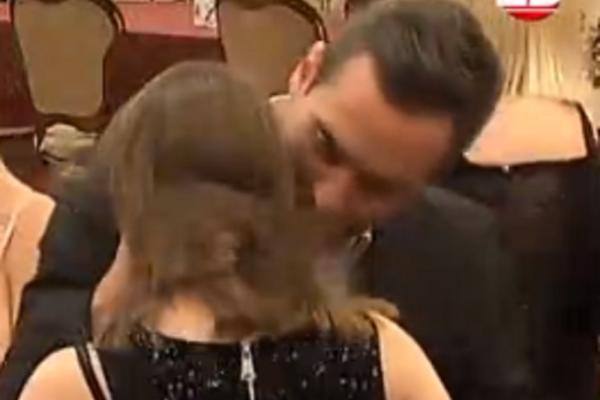 POŽGAJU PONUĐENO NEPRISTOJNO MNOGO NOVCA: Ako zavede Milijanu dobiće cifru od koje će vam se ZAVRTETI U GLAVI!