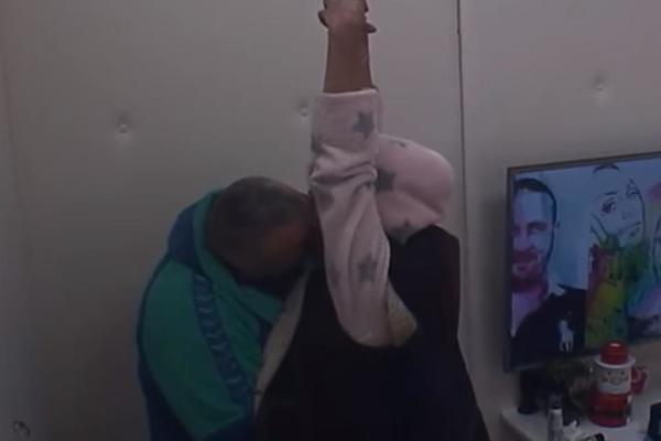 MIKI PRIBIO SUZANU UZ ZID, PA NAVALIO NA NJU: Pokušali da PREVARE KAMERE, ali situacija se otrgla KONTROLI! (VIDEO)