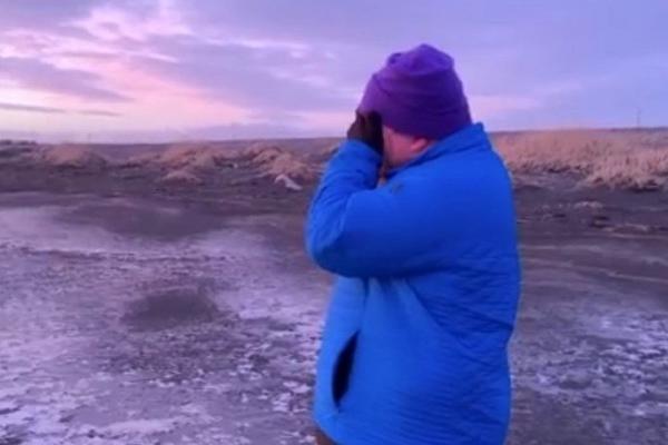 FOTOGRAF JE PRVI PUT VIDEO SVET U BOJI: Dirljiv trenutak koji je obišao planetu! (VIDEO)