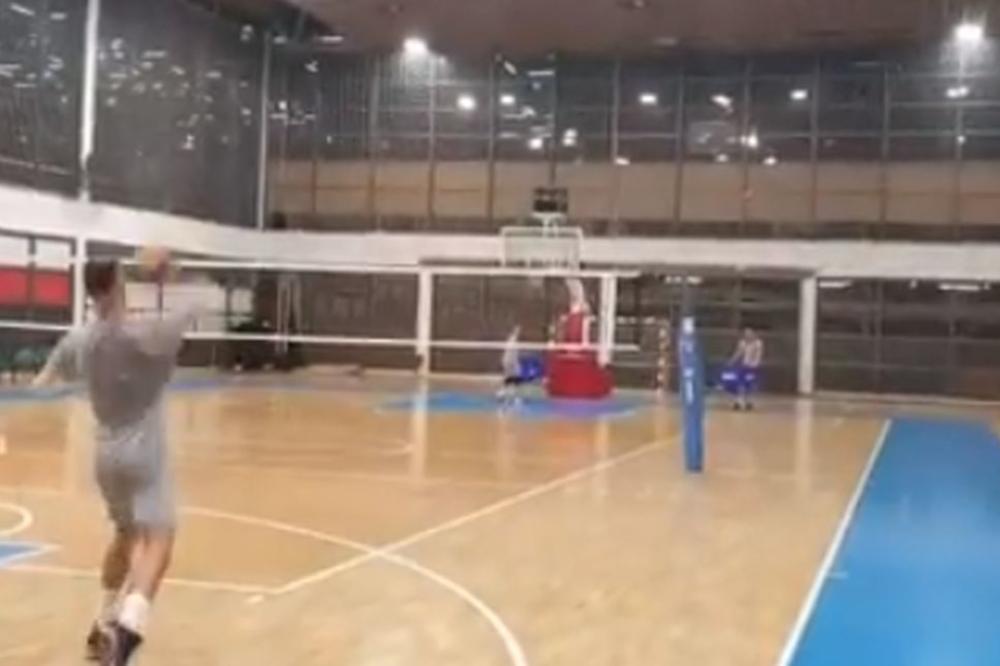 PA, DA LI JE OVO MOGUĆE? Odbojkaš Vojvodine preko celog terena postigao čudesan koš!