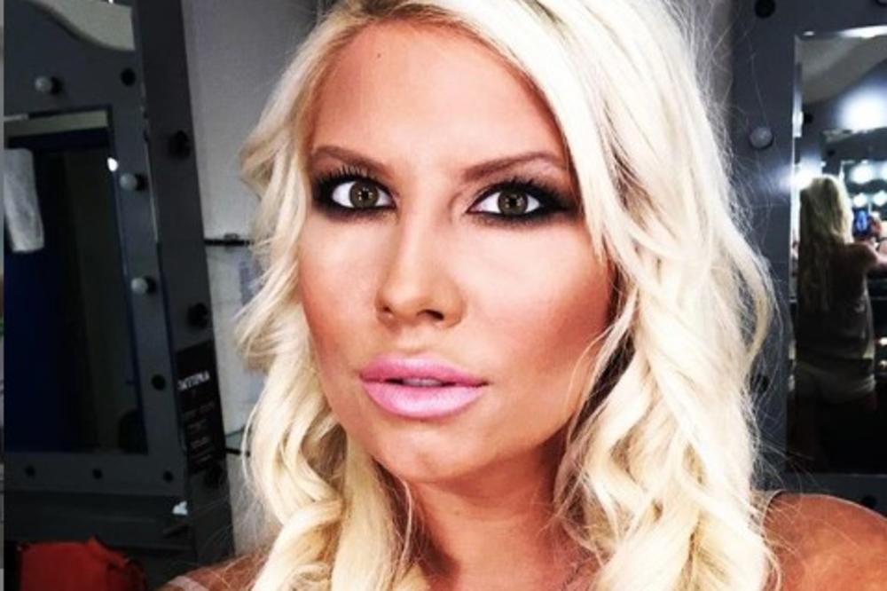 DEA ĐURĐEVIĆ IZAŠLA U PRVU ŠETNJU: Nakon dva meseca od STRAVIČNE NESREĆE, Dea konačno izvan bolničkih ZIDOVA!