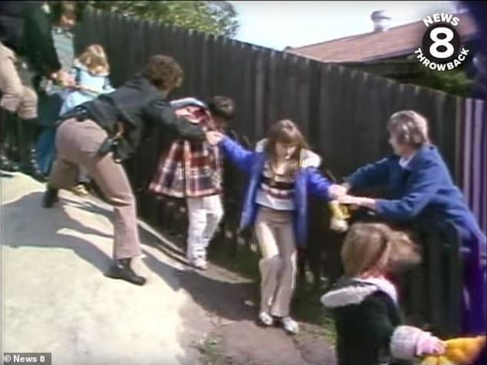 Stravičan trenutak u kome nastavnici pokušavaju da evakuišu đake!