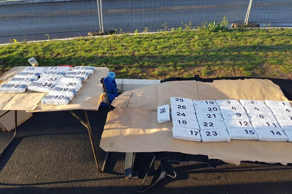 SRPSKI POLICAJCI ZAUSTAVILI SU BUGARINA NA GRANICI! Kada su OTVORILI njegov auto KRSTILI SU SE od šoka