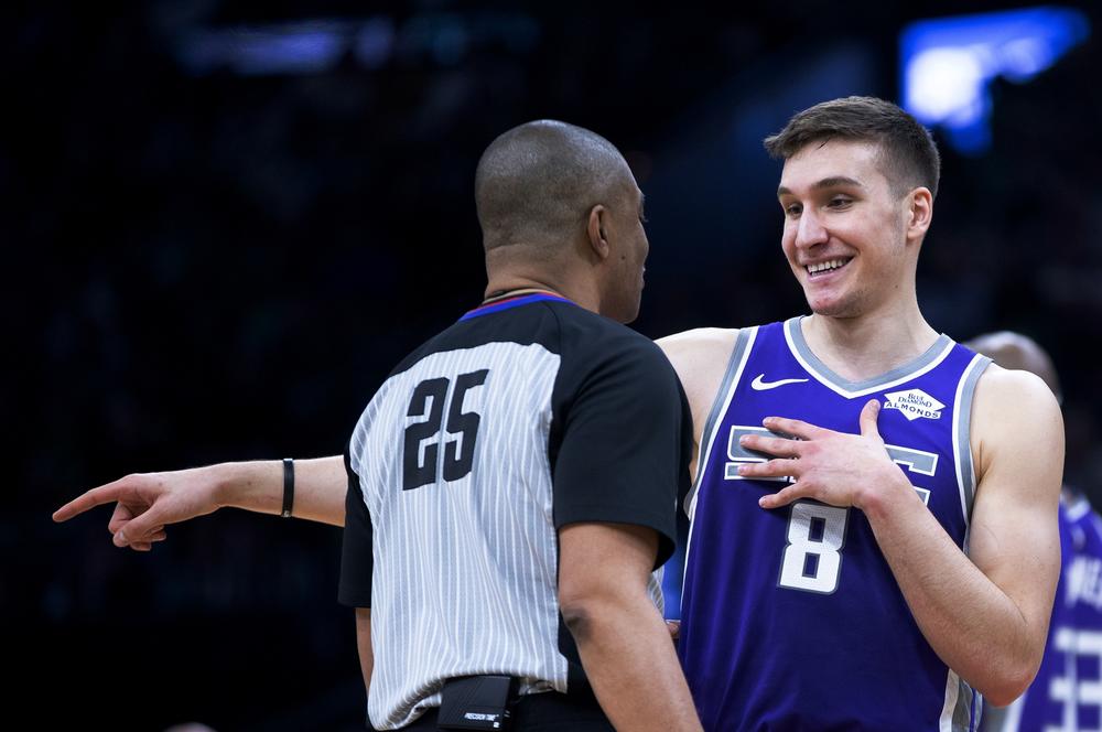 Bogdan u razgovoru sa sudijom na meču NBA lige  
