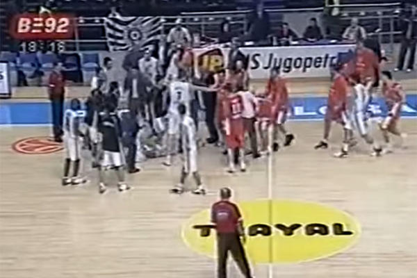 NOVICA GA JE NOKAUTIRAO U LEGENDARNOJ TUČI, KRVAV NAPUSTIO HALU: Sada je tu - da podrži Zvezdu u borbi za Evroligu!