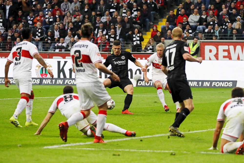 FUDBAL SE IGRA DOK JOVIĆ NE POSTIGNE GOL: Srpski Falkao u 98. minutu doneo pobedu Ajntrahtu!