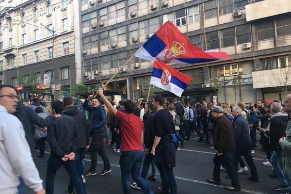 GAĐALI JAJIMA POLICAJCE! Nebojša Stefanović OSUDIO vandalski čin BOŠKOVIH I ĐILASOVIH JURIŠNIKA!
