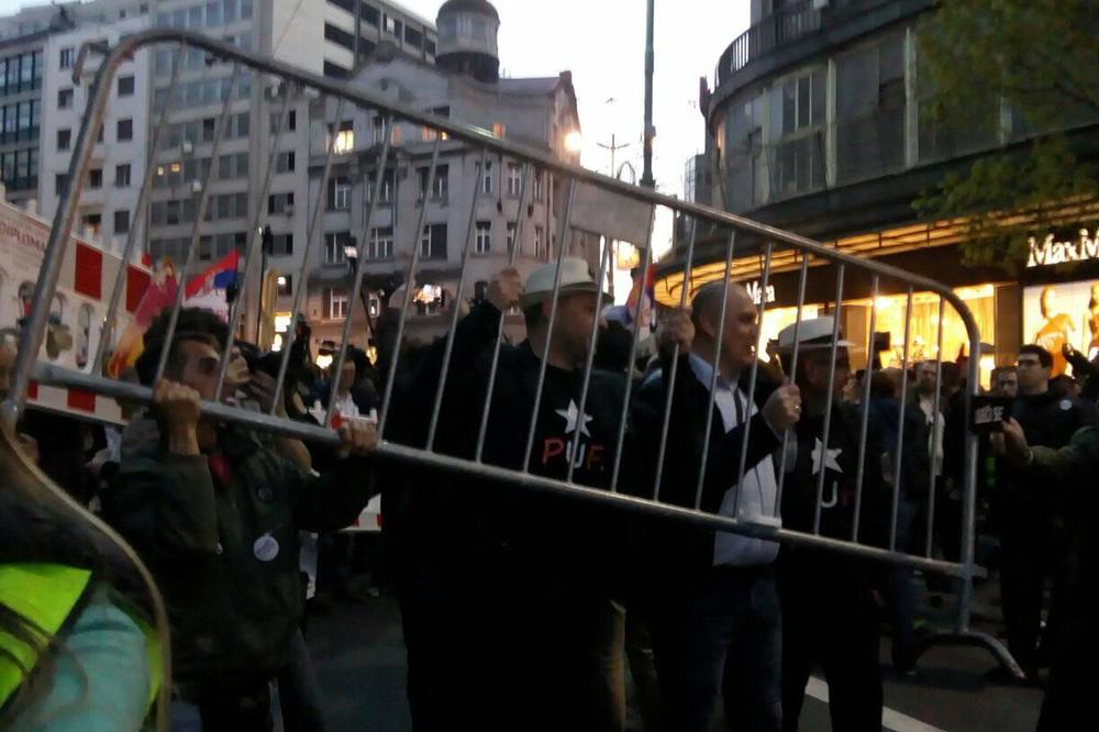 ŠTETA OGROMNA POSLE UNIŠTAVANJA OGRADA NA TRGU: Vesić izneo podatke, a cifru su PAPRENE za popravku radova!