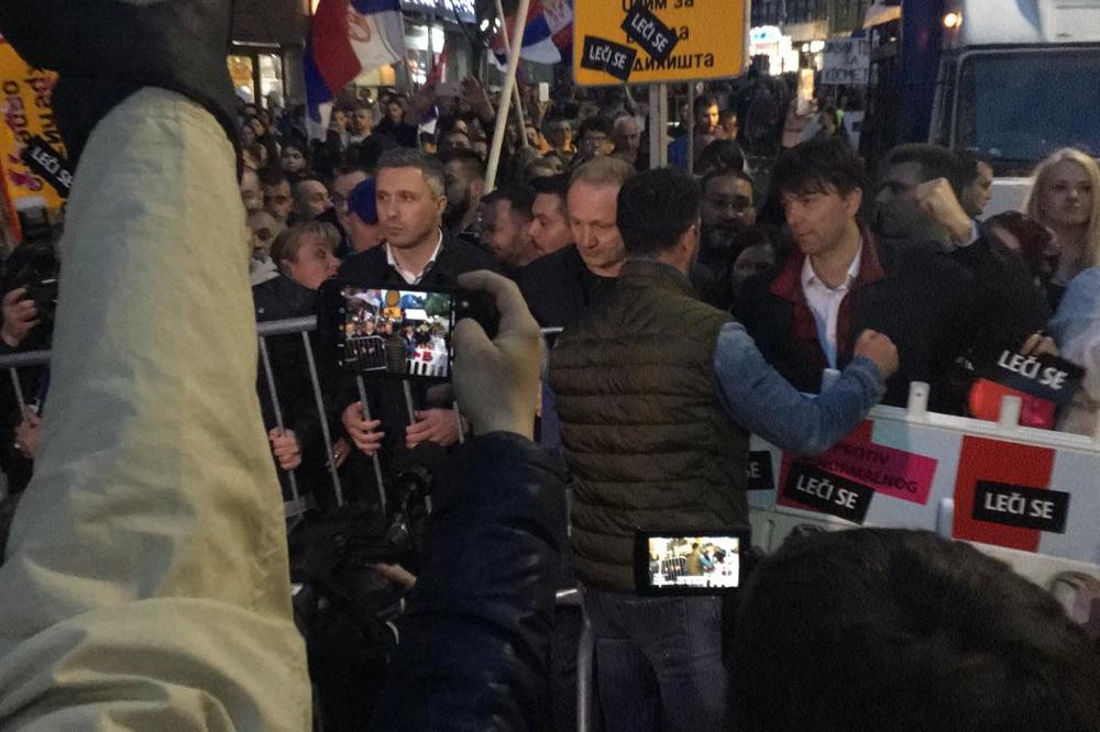 BOŠKOVI I ĐILASOVI JURIŠNICI PONOVO PRAVE HAOS U CENTRU GRADA: Opet počeli da RUŠE GRADILIŠTE! (FOTO)