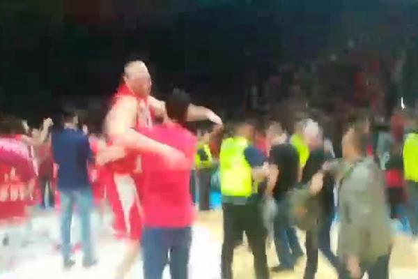 PRVO SE TUKAO, A ONDA JE ŠIRIO LJUBAV: Kalinić u zagrljaju sa košarkašem Zvezde posle pobede nad Partizanom!