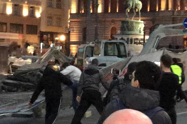 BOŠKOVI I ĐILASOVI JURIŠNICI NAPRAVILI ŠTETU OD 10 HILJADA EVRA! Vesić OTKRIO ko će to da PLATI