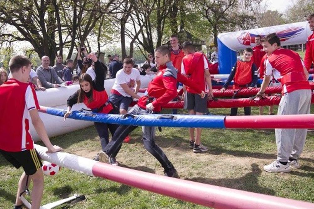 PRELEPO POPODNE NA ADI CIGANLIJI: Mladi navijači Zvezde igrali fudbal sa svojim idolima!