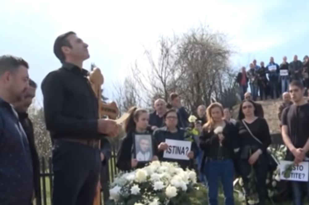 UBICE MOGA SINA, JA VAS ZNAM IMATE KRVAVE NELJUDSKE OČI! Vapaj oca Davida Dragičevića odzvanja Banjalukom