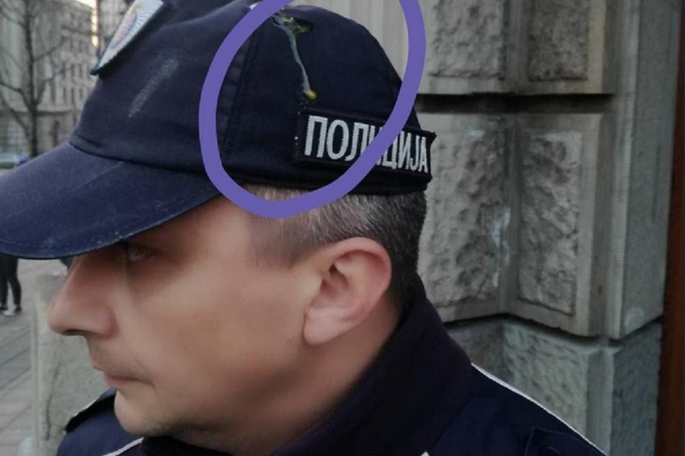 POGLEDAJTE KAKO HULIGAN GAĐA JAJIMA POLICIJU ISPRED VLADE SRBIJE! Ovaj snimak KRUNSKI je dokaz DIVLJAŠTVA (VIDEO)