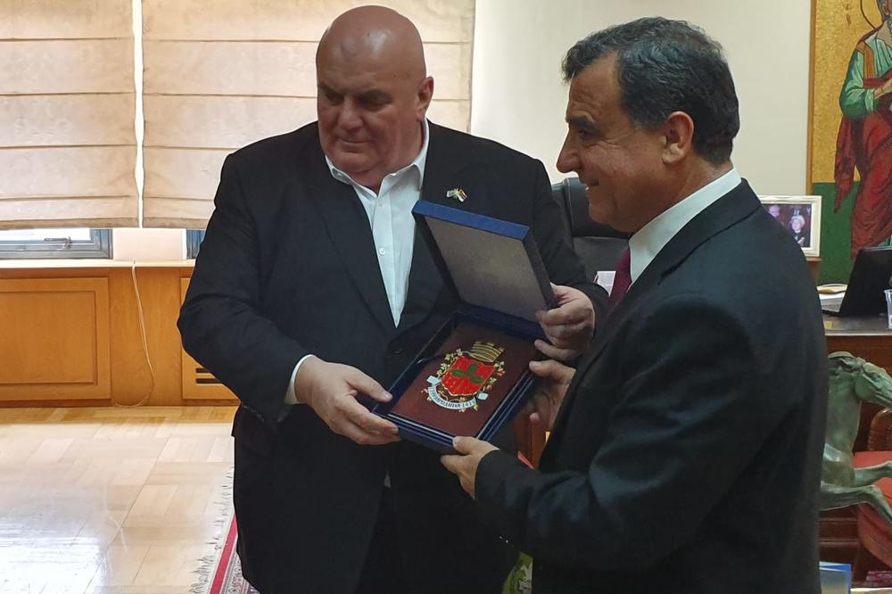 DA SE NIKOME NE DOGODI ONO TO JE SRBIJI: Palma u poseti grčkom gradu Korintu, jednom od gradova pobratima Jagodine