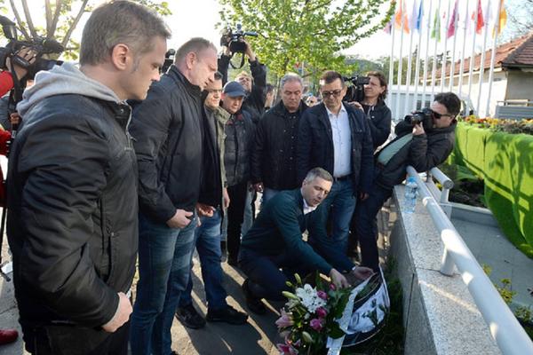 BOŠKO, ĐILAS I JEREMIĆ ZLOUPOTREBILI SMRT OLIVERA IVANOVIĆA! Nameštali se da se slikaju dok su nosili venac (VIDEO)