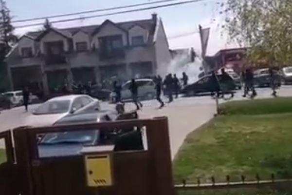 UŽASNA TUČA NAVIJAČA PARTIZANA: Demolirali kladionicu, ludovali na Zrenjaninskom putu! Povređenih ima na desetine!