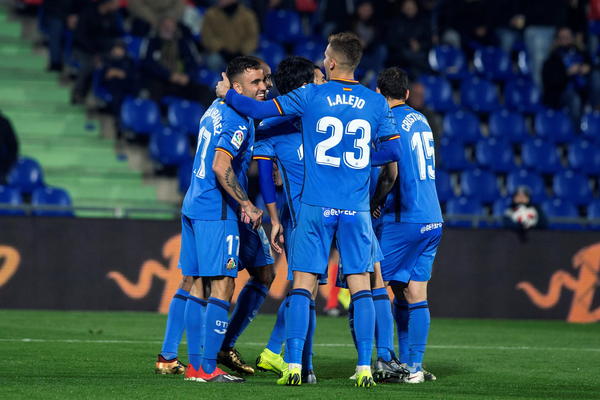Maksimović i drugari su četvrti u Primeri, a prazan im je stadion, još im Sevilja diše za vratom! Podmornica tone!