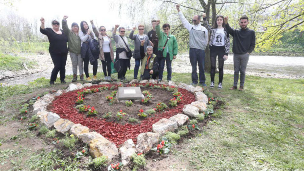 Članovi grupe 'Pravda za Davida' pored improviziranog spomenika koji su sami napravili.