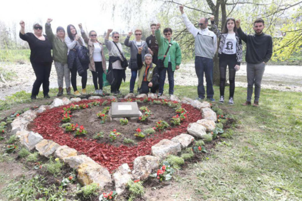 U ZNAK SEĆANJA NA DAVIDA: Posadili dunje i postavili SRCE OD KAMENA, PESMA koju su pustili SLAMA DUŠU