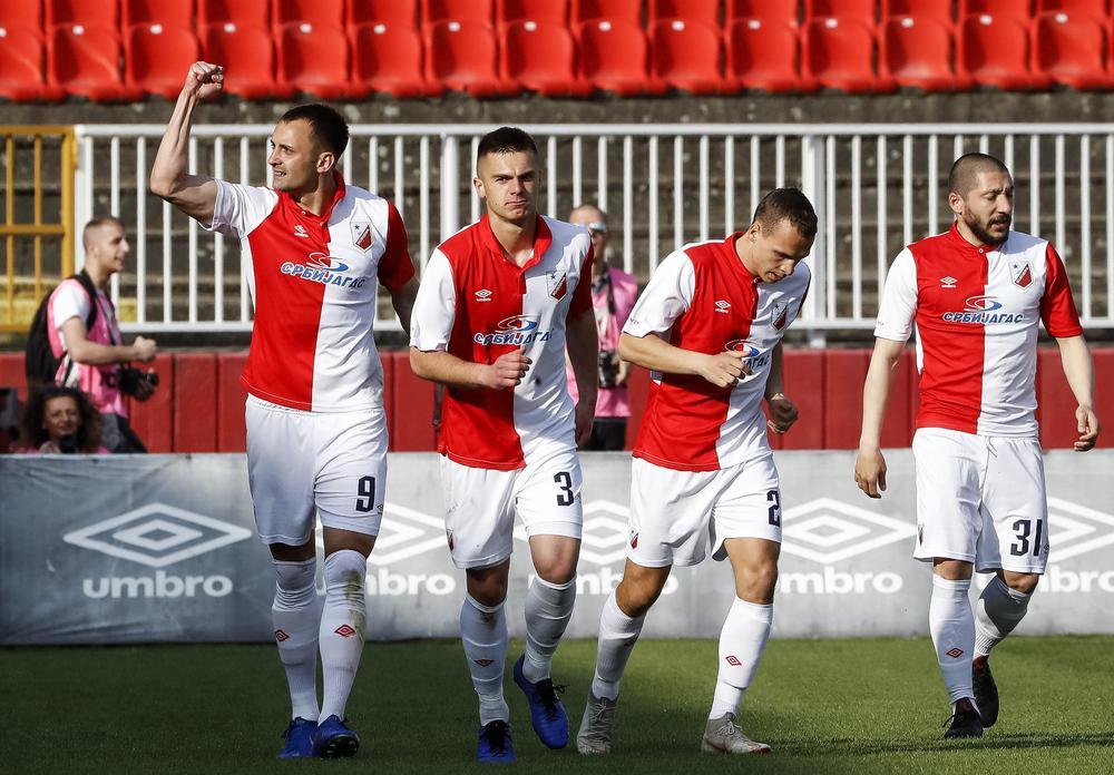 Slavlje gola fudbalera Vojvodine (strelac Matić skroz levo, asistent Mitošević skroz desno)  